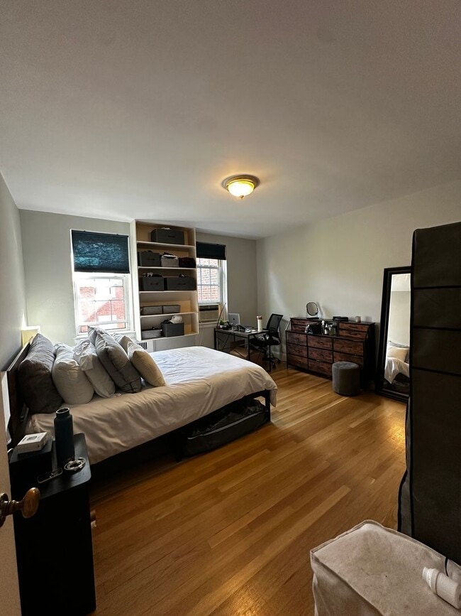 Building Photo - Bright & Spacious 1-Bedroom Top-Floor Apar...