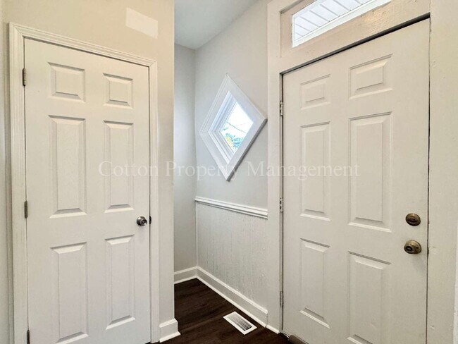 Building Photo - 2BR/1BA Nicely remodeled historic home in ...