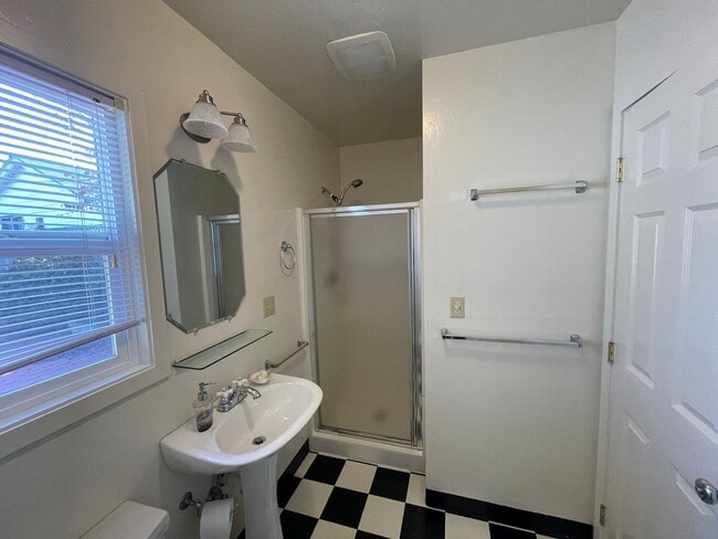 Building Photo - 1911 H St