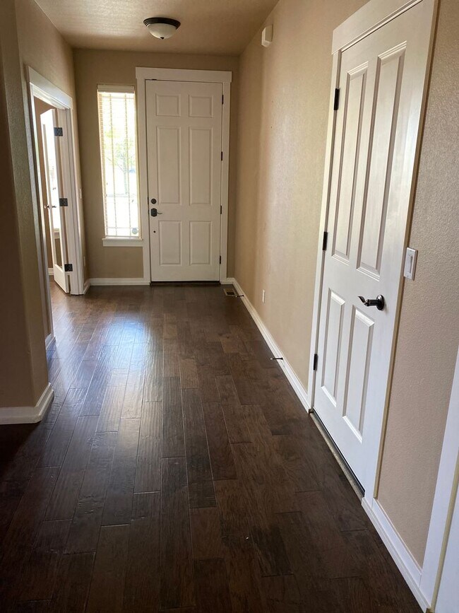 Building Photo - NE House Pet Friendly, 4 Bdrm, 2.5 Bath, Bonus Room, Office, Gas Heat/fireplace, A/C