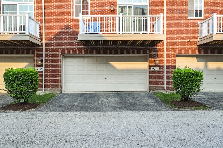 Garage View - 910 Neudearborn Ln