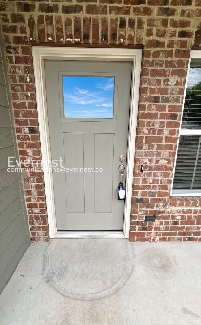 Building Photo - PROMO: 50% off the first month's rent! Adorable 3-Bedroom Home Near Downtown Chattanooga with 2-c...