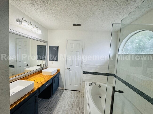 Building Photo - Spacious, Freshly Updated Family Home in P...