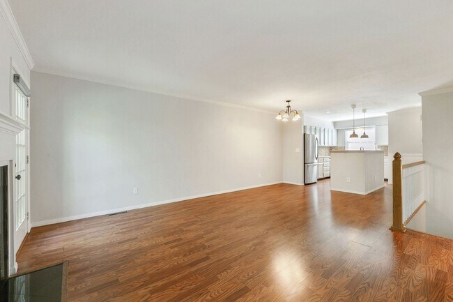 Building Photo - Updated 3-Bedroom Townhome in Ideal Location