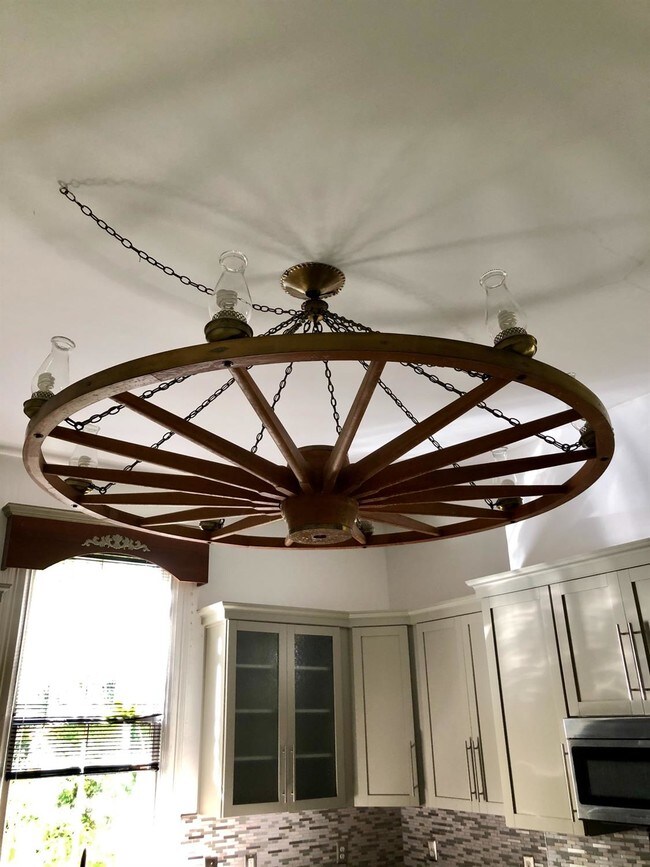 Building Photo - 521 N Broadway