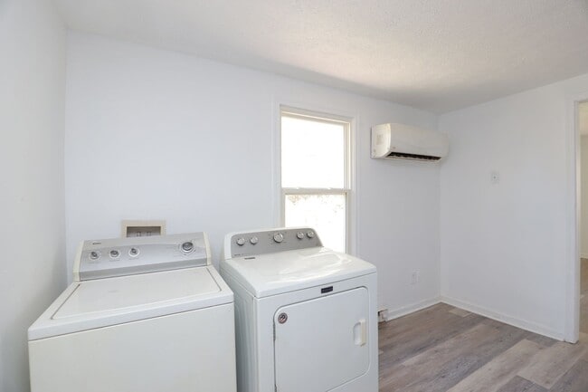 Building Photo - *MOVE IN SPECIAL*-Charming & Fully Updated...