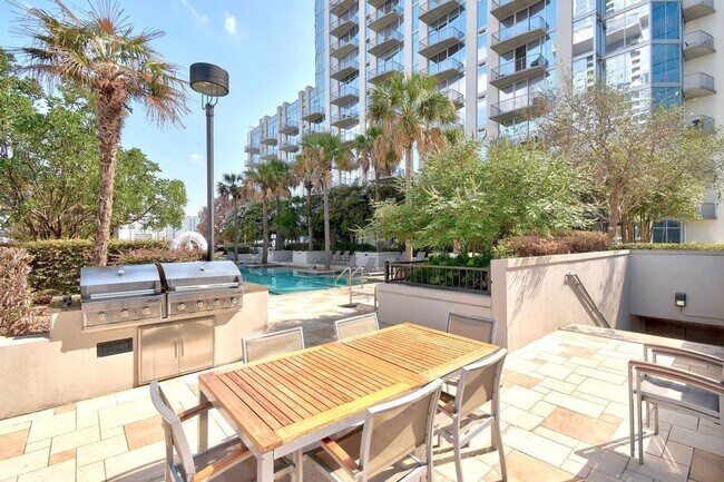 Building Photo - 360 Nueces St