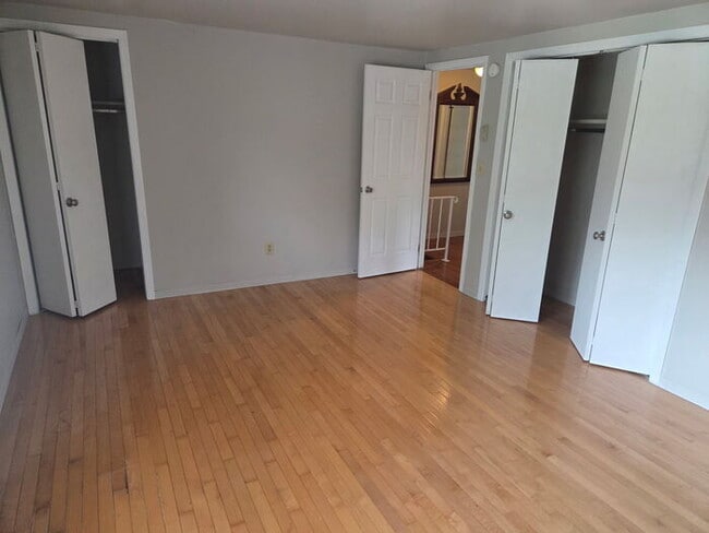 Building Photo - 2 bedroom townhome.