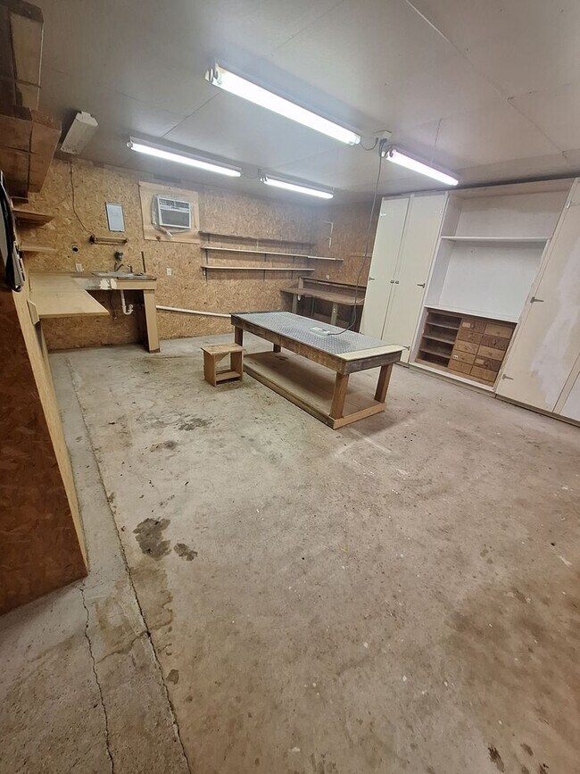 Building Photo - Spacious 3 bedroom, 2 bath