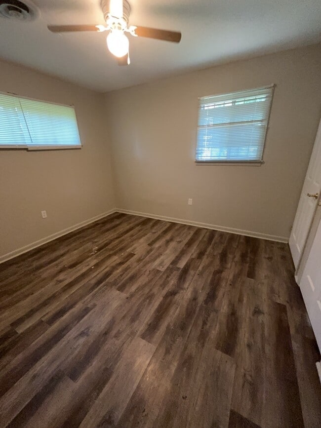 Building Photo - 5558 Queen Mary Ln