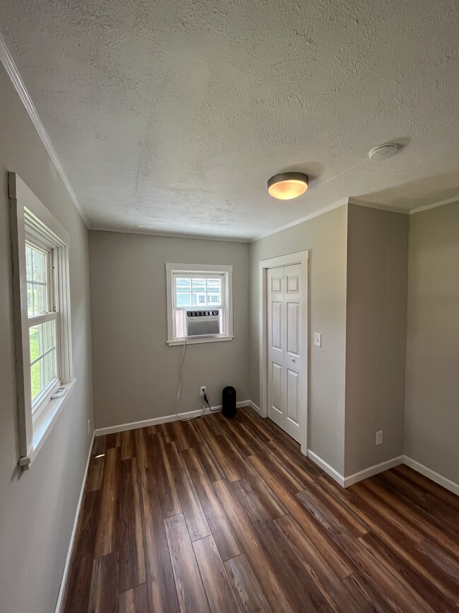 Building Photo - 565 N High St