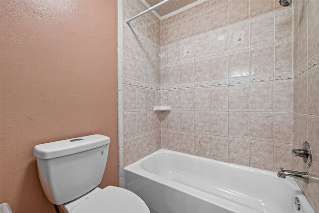 Building Photo - 15815 Thistledew Dr