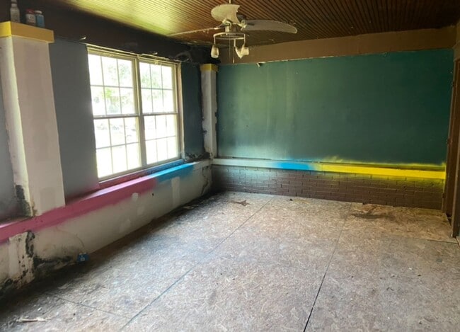 Building Photo - Investment Special! - $290 Month / $500 Down