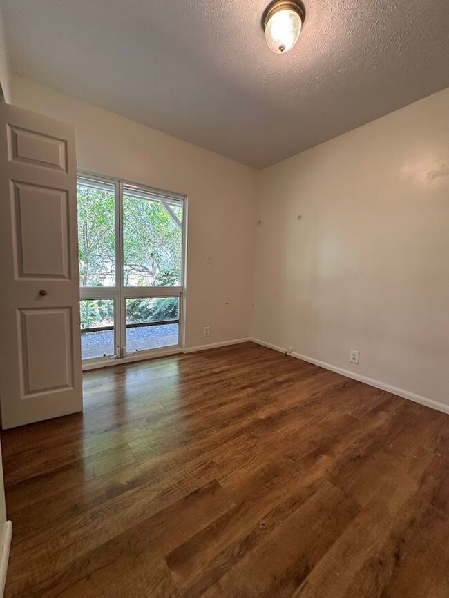 Building Photo - Nuuanu Pali Ground floor duplex 3 bed, 1 b...