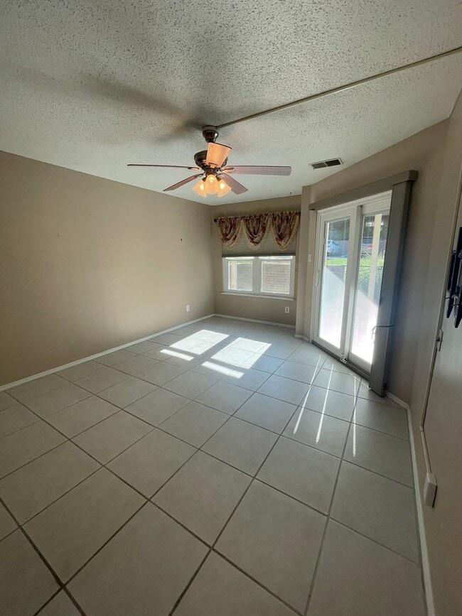 Building Photo - Ladue Schools - Spacious 2B/2B CONDO in Br...