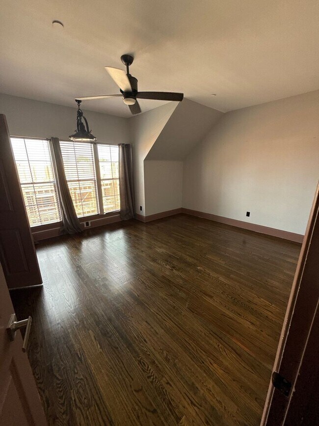 Building Photo - 2 bedroom/3 bath Townhome with extra room/...