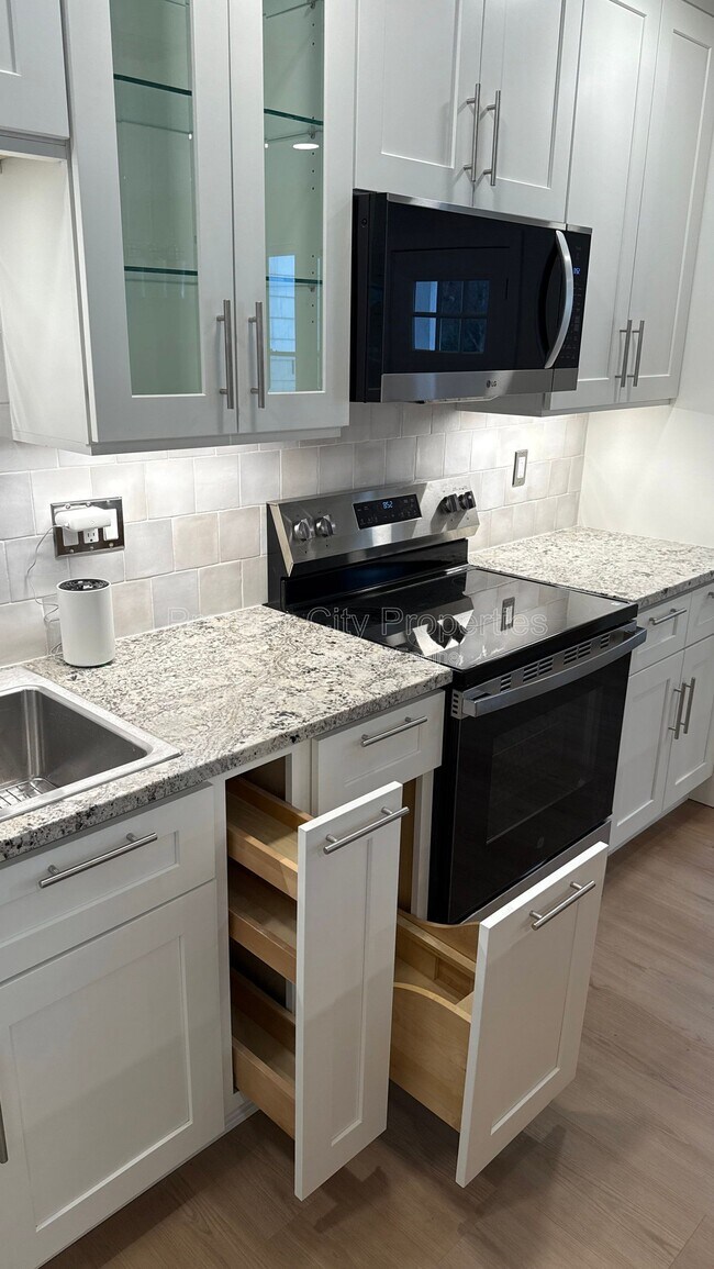 Building Photo - 240 Mcgregor Ave