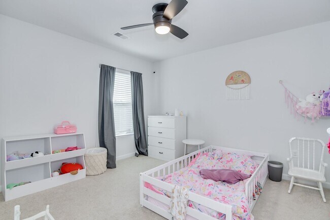 Building Photo - Beautiful 5 Bedroom 3 Bath