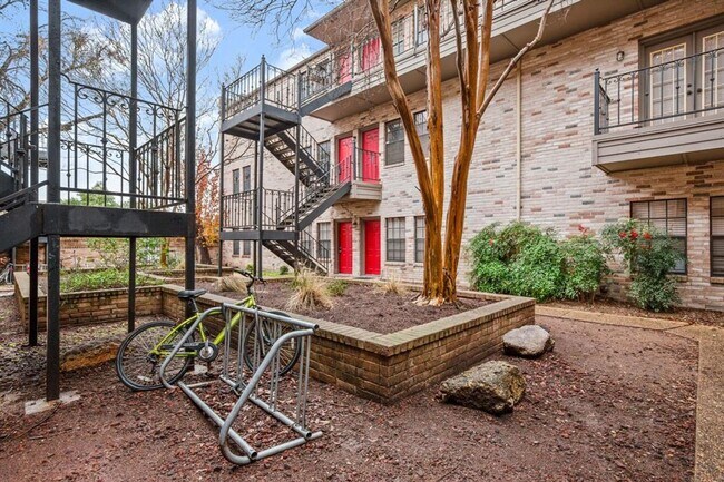 Building Photo - Somerset Condos #206