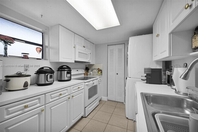 Building Photo - 6320 SW 138th Ct