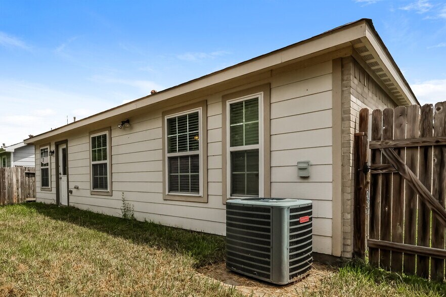 Building Photo - 8138 Sanders Glen Ln