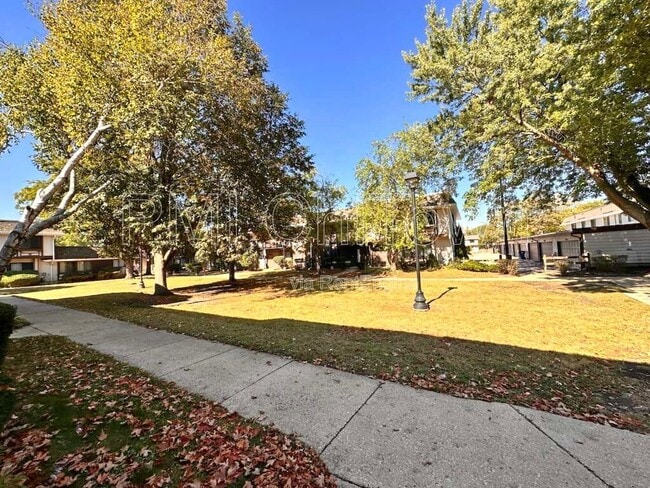 Building Photo - 1117 Ct B