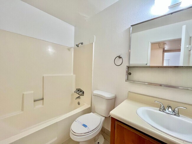 Building Photo - 3917 Spring Dr