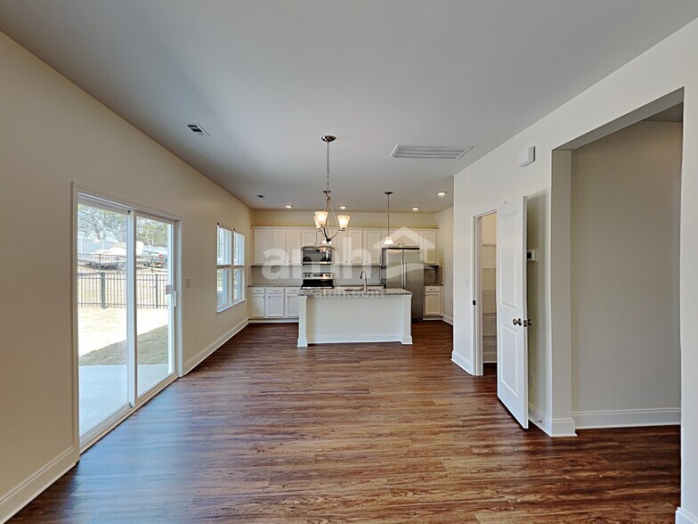 Building Photo - 1356 Lomond Dr