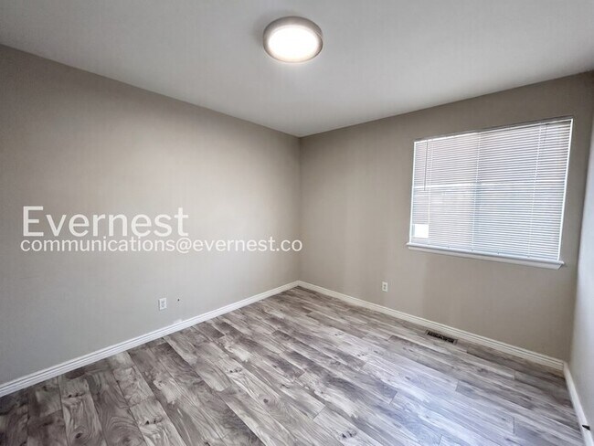 Building Photo - 4 Bed, 3.5 Bath Home with Fenced Yard & Garage / Available Soon!