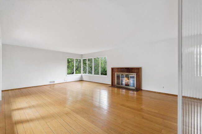 Building Photo - 5960 McAndrew Dr
