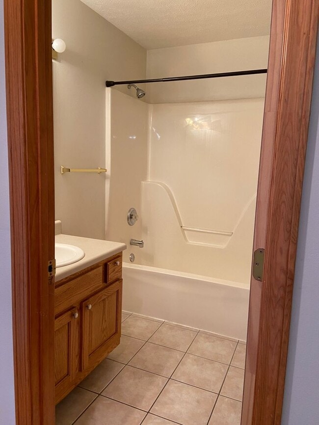 Building Photo - Great 3 BR, 2 Bath, 2 Car Garage Ranch located in SW Springfield.