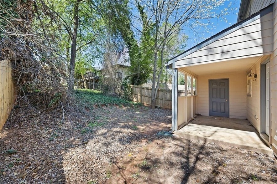 Building Photo - 2898 Lakemont Dr SW