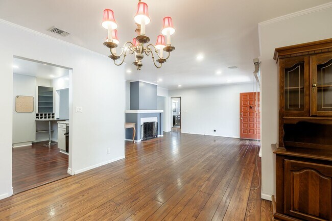 Building Photo - Spacious 5-Bedroom, 3-Bath Home with Pool ...