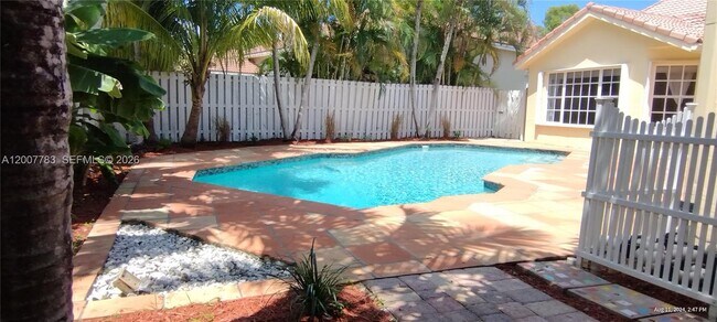 Building Photo - 659 Verona Pl