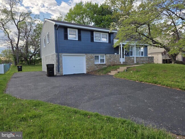 Building Photo - 217 Cherry Ln
