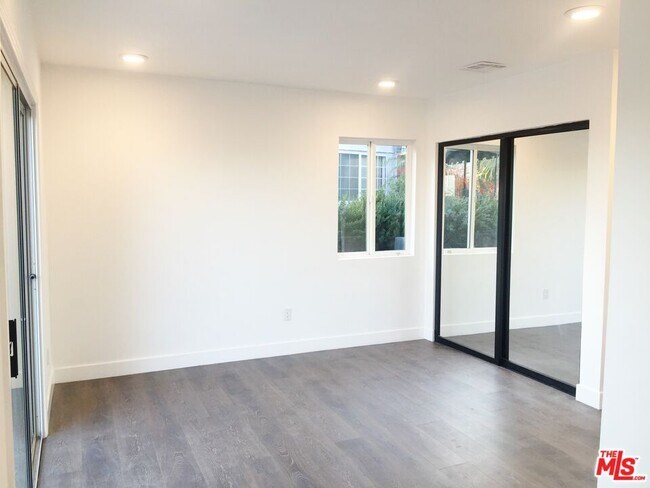 Building Photo - 8538 West Knoll Dr