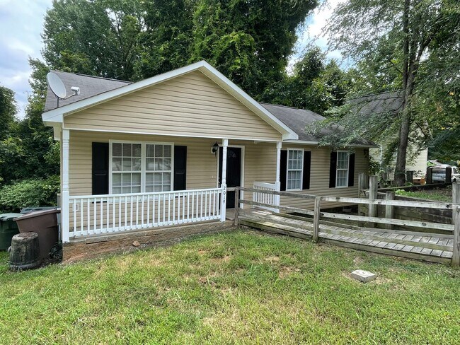 Building Photo - SW Updated Home - Wood Laminate Flooring, Front Porch & Deck!