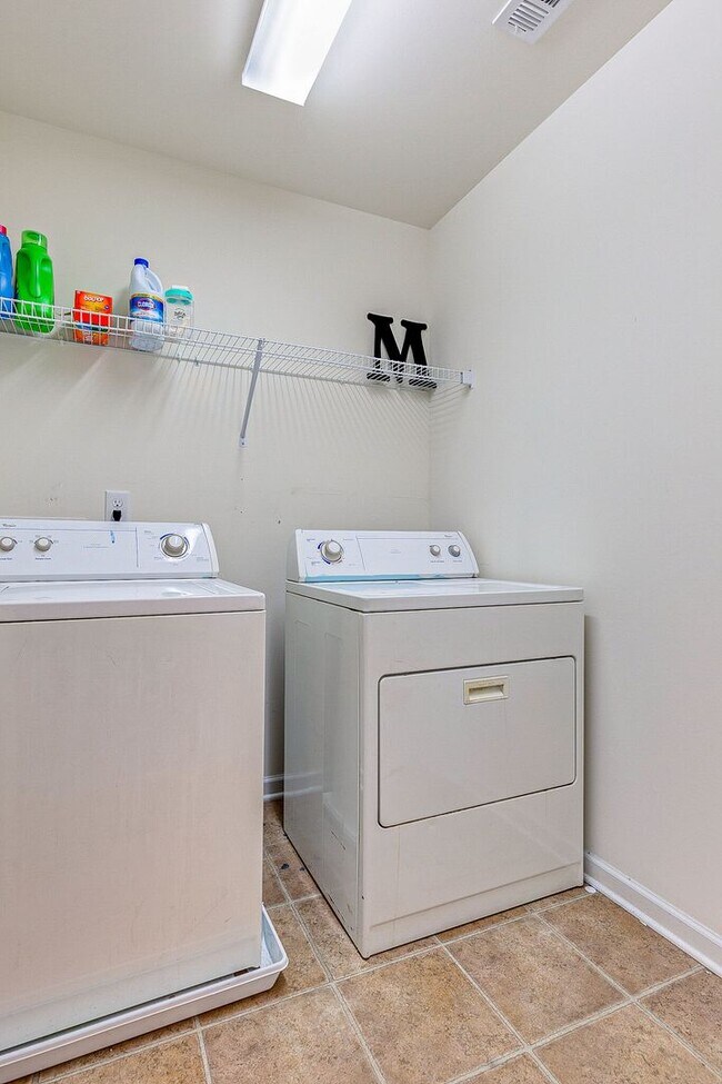 Building Photo - Beautiful 3 Bed, 2/1 Bath Mount Juliet Tow...