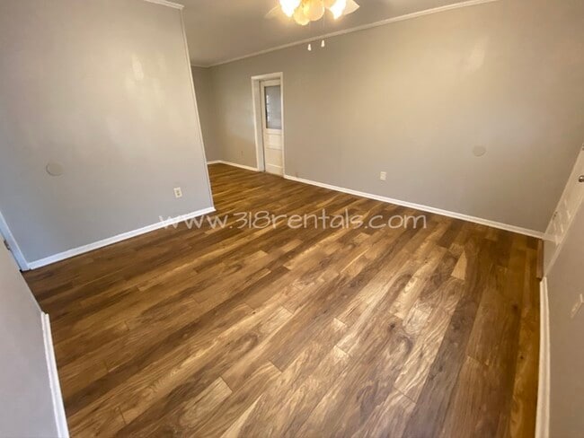 Building Photo - Swan Lake home available
