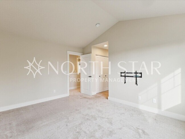 Building Photo - Newer Home in Summer Falls.