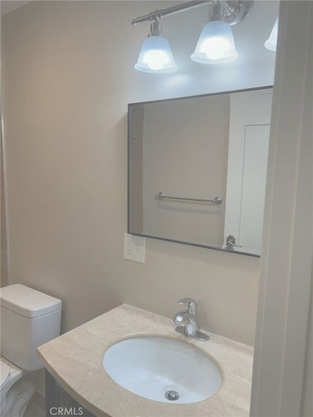 Building Photo - 628 W 59th Pl