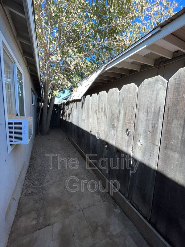 Building Photo - 331 E Elm St