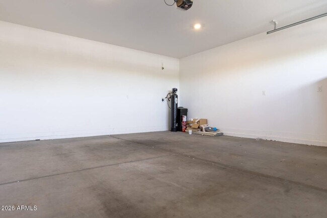 Building Photo - 9115 W Glenrosa Ave