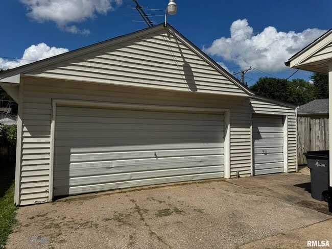 Building Photo - 413 30th Ave W