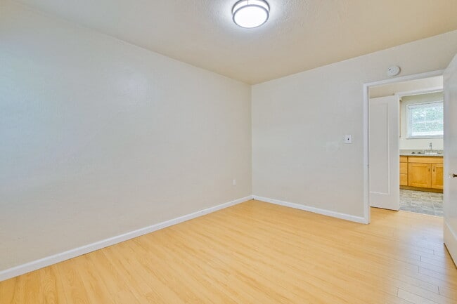 Building Photo - Bright, Clean and Cozy 2BR, 1BA Single Fam...