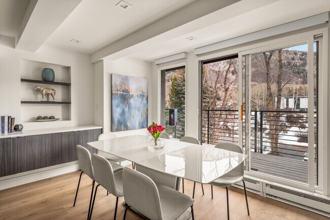 Building Photo - 1039 E Cooper Ave