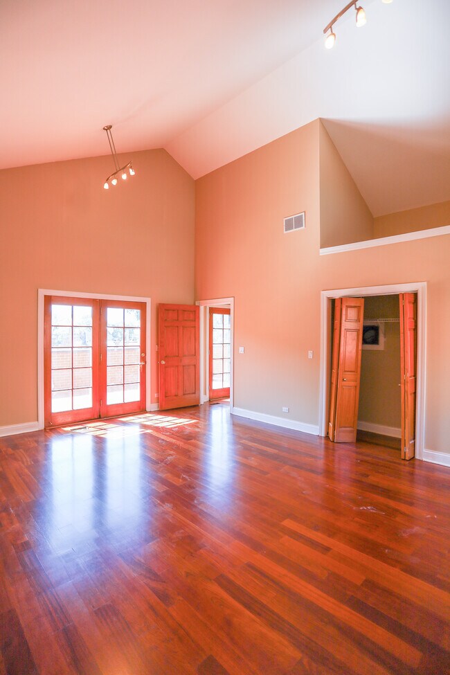 Building Photo - 4321 W Peterson Ave