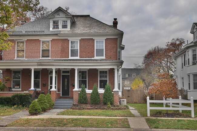 Building Photo - Beautiful 4 Bedroom on 2nd w/ Parking!