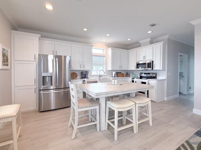 Building Photo - 452 NE Indian River Dr