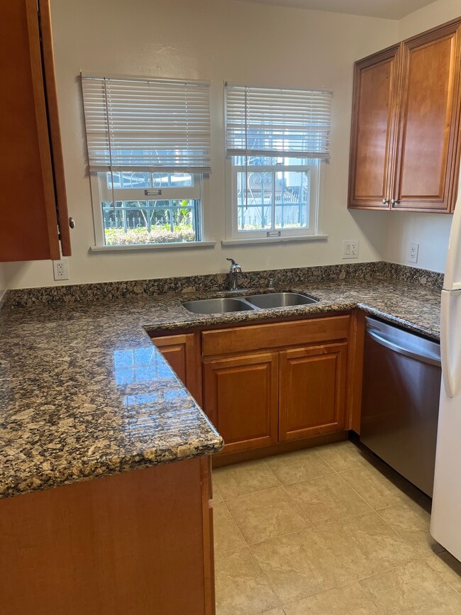 Building Photo - 231 S Poinsettia Pl